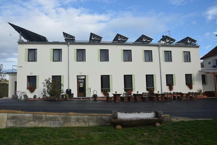 Jeleni Farma Jecmeniste Hotel Vrbovec Esterno foto